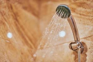 pomme de douche dans la salle de bain. photo