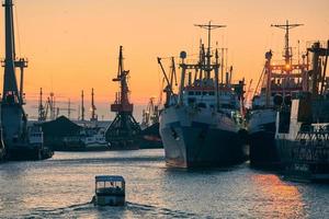 navires dans le port de mer sur fond de coucher de soleil photo