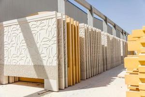 Panneaux muraux en béton préfabriqué dans un parc à bestiaux dans une usine de préfabrication au Moyen-Orient photo