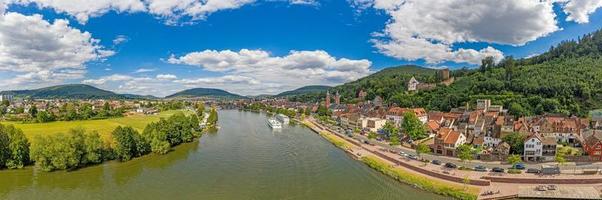 drone aérien photo panoramique de la ville médiévale de miltenberg en allemagne pendant la journée