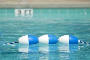 trois bouées dans une piscine bleue cristalline avec un panneau marqué 3 pieds en arrière-plan. photo