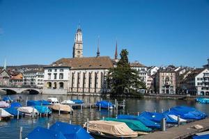 vue sur linderholf la vieille ville de zurich sur la rivière limmat et la cathédrale frauenmunster, suisse photo