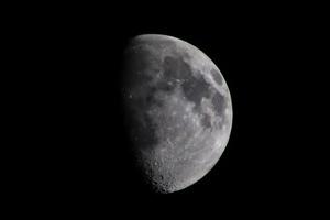 lune dans le ciel nocturne photo