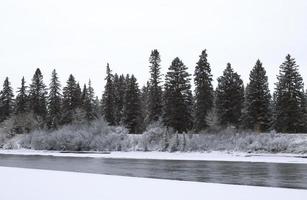 paysage d'hiver enneigé et rivière photo
