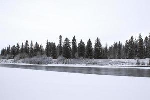 paysage d'hiver enneigé et rivière photo