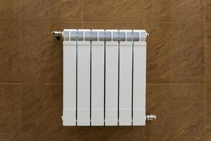 radiateur sectionnel moderne pour chauffer le système de chauffage au mur, chaleur et confort dans la maison photo