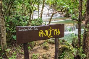 Paysage de huai mae khamin cascade parc national de srinakarin à kanchanaburi en thaïlande.huai mae khamin cascade deuxième étage dongwan photo