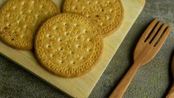 biscuits au beurre sur une planche à découper en bois photo