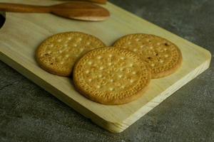 biscuits au beurre sur une planche à découper en bois photo