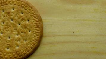 biscuits au beurre sur une planche à découper en bois photo