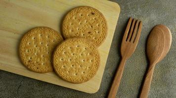 biscuits au beurre sur une planche à découper en bois photo