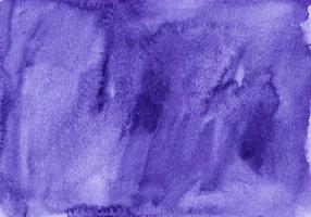 texture de fond violet royal aquarelle. toile de fond aquarelle bleu-violet calme. taches sur papier. photo