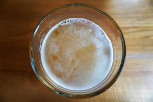 verre de bière blonde - vue de dessus photo