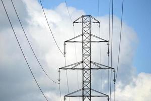 pylône électrique et ciel avec nuages photo