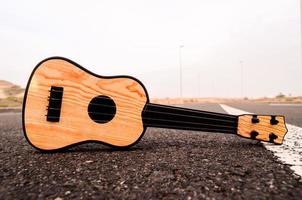 guitare acoustique sur la route photo