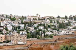 vue sur la ville avec des bâtiments et des maisons photo