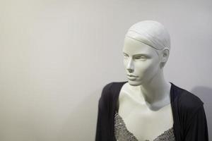 mannequin blanc sur fond gris. photo