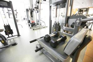 haltères de sport en métal pour la musculation dans la salle de gym. photo