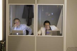 biélorussie, ville de minsk, 26 septembre 2019. événement public. les interprètes simultanés travaillent dans une cabine vitrée. photo
