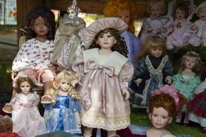 poupées vintage sur la vitrine du marché. des jouets anciens sont en vente. photo