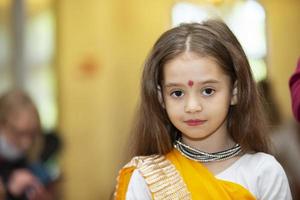 biélorussie, ville de gomil, 21 mai 2021. journée de l'amitié populaire.petite fille indienne en robe nationale. photo