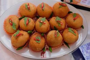 kroket kentang est une collation traditionnelle d'indonésie. servi dans une assiette en bois avec du piment vert. délicieux kroket kentang traditionnel indonésien au piment photo