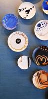 groupe coloré de plats ou d'assiettes décorer sur fond de mur en bois bleu avec espace de copie ci-dessous. concept de vaisselle, déco, design et objet d'art photo