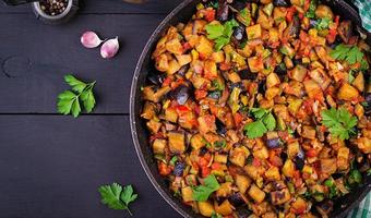 Ratatouille. ragoût végétarien d'aubergines, poivrons, oignons, ail et tomates aux herbes. cuisine française traditionnelle. vue de dessus. photo