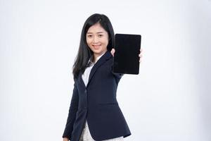 portrait d'une femme d'entreprise lit les nouvelles, travaille sur sa tablette numérique alors qu'elle se rend au bureau, portrait de femme d'affaires, tenant une tablette dans sa main photo