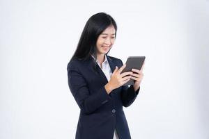 portrait d'une femme d'entreprise lit les nouvelles, travaille sur sa tablette numérique alors qu'elle se rend au bureau, portrait de femme d'affaires, tenant une tablette dans sa main photo