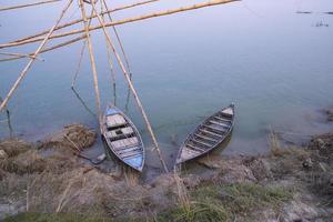 Vue paysage d'un bateau en bois sur la rive de la rivière Padma au Bangladesh photo