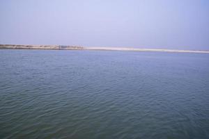 rivière padma bluewater et île de sable avec ciel bleu belle vue sur le paysage photo