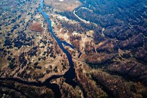 rivière débordante dans la vallée, vue aérienne photo