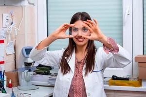 concept de soins de santé, de médecine et de vision. instrument d'ophtalmologie professionnel dans le bureau de la clinique et l'optique. photo