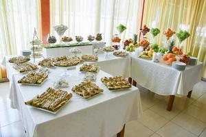 délicieux bonbons disposés sur la table pour la réception de mariage photo