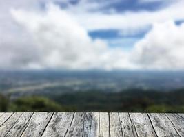 table vide de planche de bois devant un arrière-plan flou, espace pour le montage montrez vos produits ou simulez pour l'affichage du style naturel du produit. photo