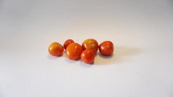 tomates fraîches sur fond blanc. photo