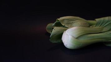 légume bok choy frais sur fond noir. photo