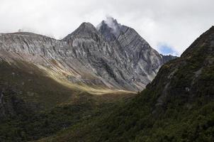 montagne rocheuse dans le yunnan en chine photo