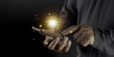 main tenant l'ampoule. concept d'idée avec innovation et inspiration. idée de dessin d'ampoule à la main photo