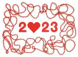 numéros de feutre rouge 2023 sur fond blanc. zéro en forme de coeur. perles rouges autour. mise à plat pour la saint valentin. photo