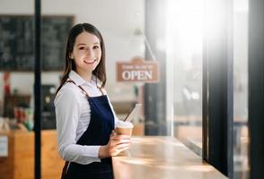 démarrage réussie propriétaire de petite entreprise PME femme debout avec tablette dans le café-restaurant. photo