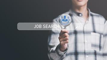 homme d'affaires tenant une loupe montrant la recherche, le concept de recherche d'emploi, trouver un emploi, le chômage, le recrutement, l'entretien d'embauche, l'optimisation des moteurs de recherche, la technologie de recherche d'emploi photo