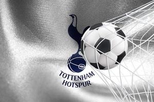 uefa champions league 2023, drapeau tottenham hotspur fc avec un ballon de football dans le filet, fond d'écran uefa, travail 3d et image 3d. erevan, arménie - 2023 janvier 27 photo