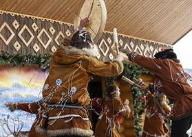 la performance de l'ensemble folklorique en costume des peuples autochtones du kamtchatka. la fête koryak aborigène du nord photo