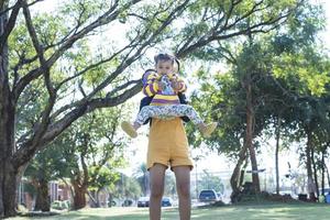 famille asiatique s'amusant dans le jardin mère et fille s'amusant ensemble. photo