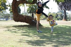 famille asiatique s'amusant dans le jardin mère et fille s'amusant ensemble. photo