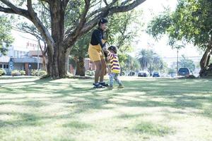 famille asiatique s'amusant dans le jardin mère et fille s'amusant ensemble. photo