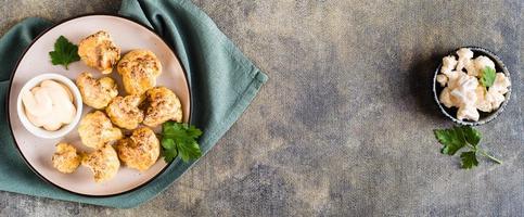 ailes de buffle de chou-fleur végétariennes et sauce sur une assiette sur la table. vue de dessus. bannière web