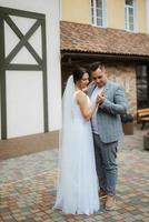 jeune couple le marié et la mariée en promenade photo